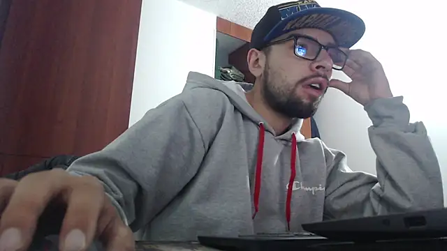 Snapshot of fvckolombianguyy chatting on February 2025 05:03:02 AM fvckolombianguyy online show from February 2025 05:03:02 AM