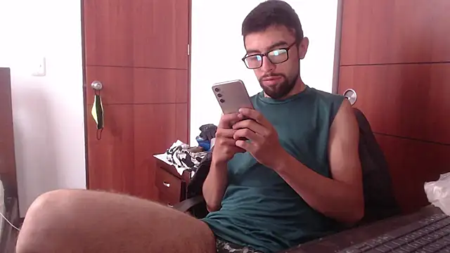 Snapshot of fvckolombianguyy chatting on February 2025 06:04:01 PM fvckolombianguyy online show from February 2025 06:04:01 PM