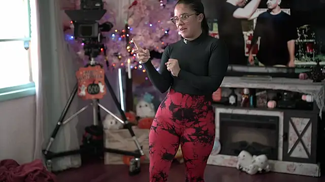 Nikki Torres online show from October 2025 05:24:02 PM