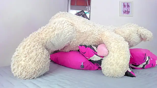 Snapshot of briitany_hot chatting on December 2025 06:03:01 PM briitany hot online show from December 2025 06:03:01 PM