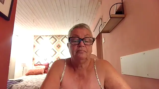 GrannyChrissy68 online show from November 2025 03:34:02 PM