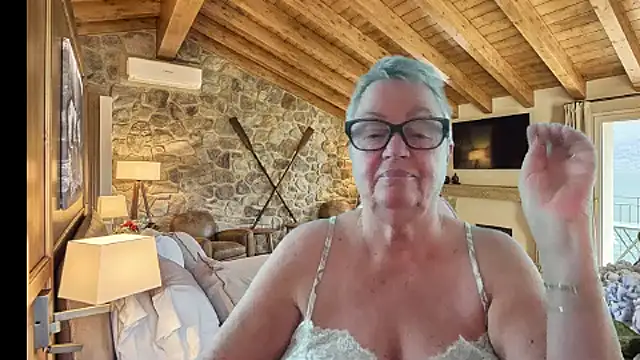 GrannyChrissy68 online show from December 2025 02:46:02 PM