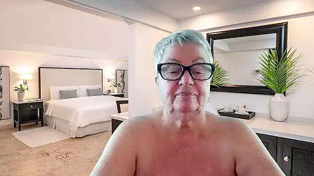 GrannyChrissy68 online show from December 2025 02:47:02 PM