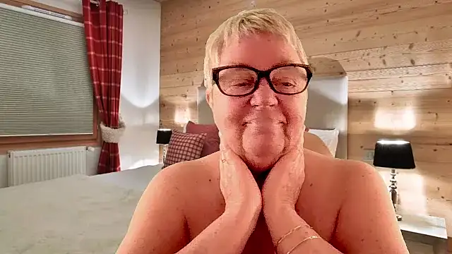 GrannyChrissy68 online show from April 2026 01:34:01 PM