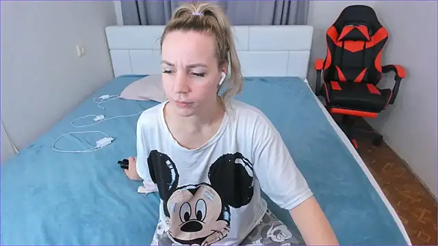 Snapshot of DreamGirl225 chatting on November 2025 08:16:01 PM DreamGirl225 online show from November 2025 08:16:01 PM