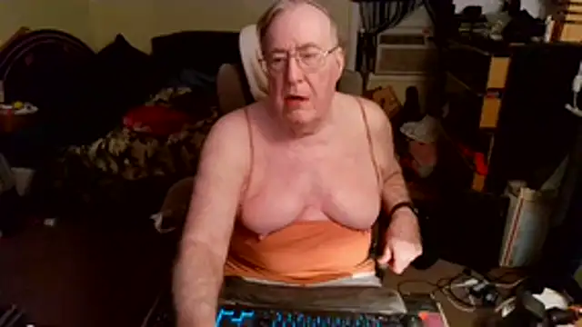 Snapshot of Toastir chatting on December 2025 11:44:01 PM Toastir online show from December 2025 11:44:01 PM