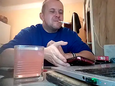 Snapshot of MrWhitePL chatting on December 2024 05:44:01 PM MrWhitePL online show from December 2024 05:44:01 PM