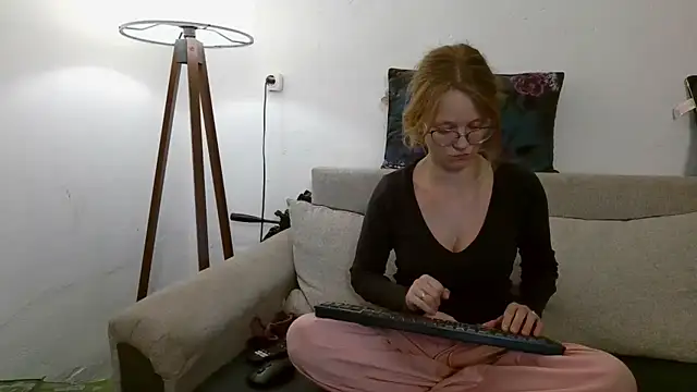 Snapshot of little-leni chatting on September 2025 09:05:01 PM little-leni online show from September 2025 09:05:01 PM