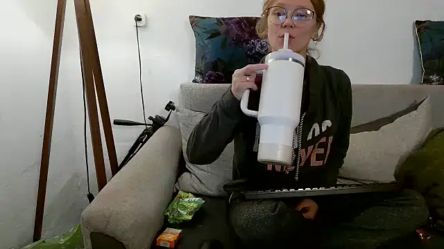 Snapshot of little-leni chatting on October 2025 08:15:01 PM little-leni online show from October 2025 08:15:01 PM