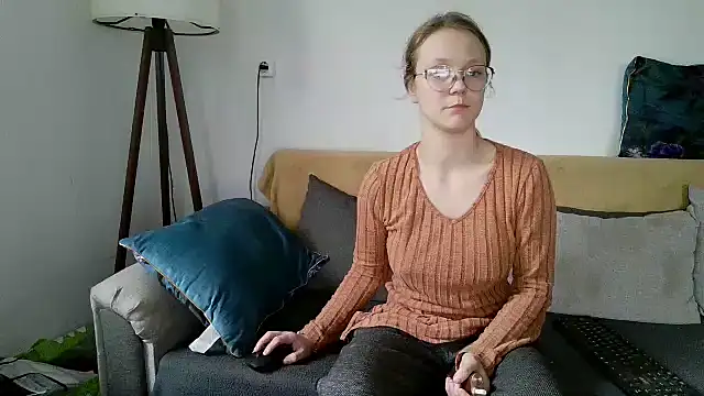 Snapshot of little-leni chatting on December 2025 08:29:02 AM little-leni online show from December 2025 08:29:02 AM