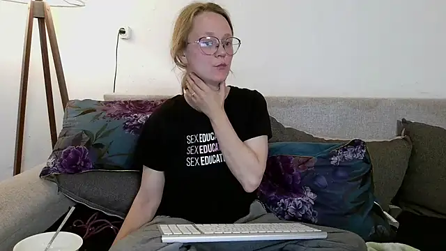 little-leni online show from April 2026 08:35:02 PM