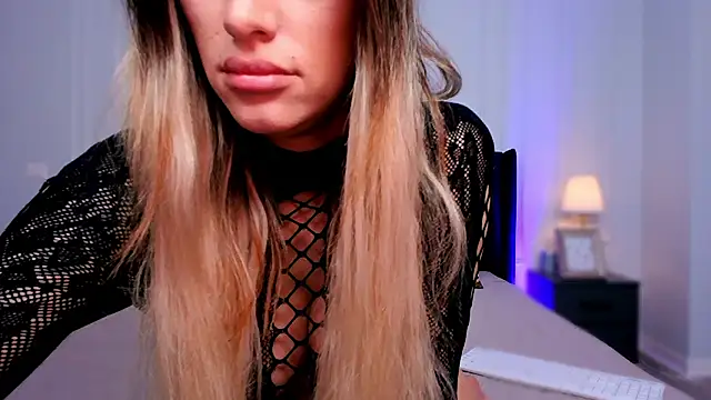 Snapshot of ElizzaBubble chatting on January 2025 10:08:02 AM ElizzaBubble online show from January 2025 10:08:02 AM