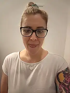 Snapshot of HollyTattoo chatting on January 2025 05:01:01 PM HollyTattoo online show from January 2025 05:01:01 PM