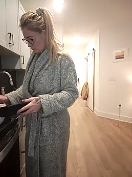 Snapshot of HollyTattoo chatting on February 2025 06:54:02 PM HollyTattoo online show from February 2025 06:54:02 PM