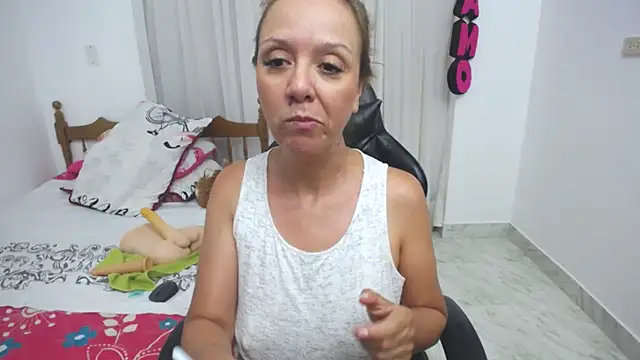 Snapshot of yeslluisa chatting on March 2025 10:05:02 PM yeslluisa online show from March 2025 10:05:02 PM
