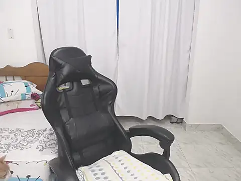 yeslluisa online show from November 2025 11:23:02 AM