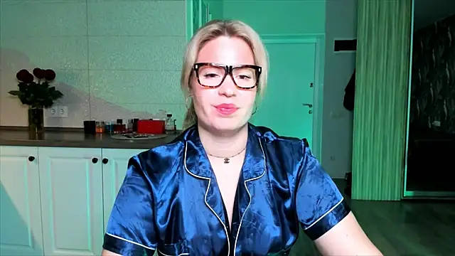 Snapshot of HotTiffani chatting on October 2025 04:34:02 AM HotTiffani online show from October 2025 04:34:02 AM