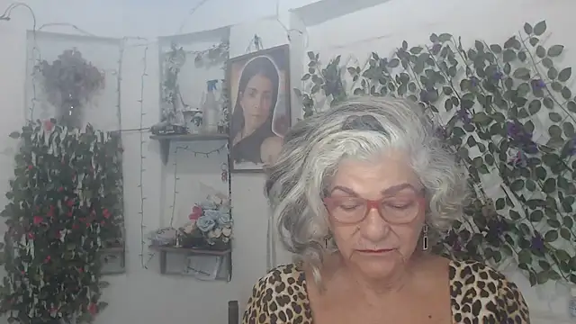 FunnyGrandma online show from November 2025 02:33:01 AM