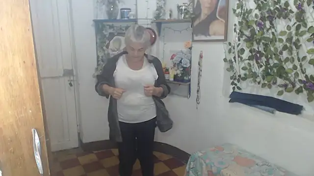 Snapshot of FunnyGrandma chatting on June 2026 01:52:01 AM FunnyGrandma online show from June 2026 01:52:01 AM