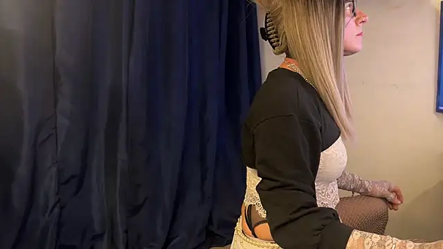 Snapshot of xdresserwithass chatting on December 2025 05:18:02 PM xdresserwithass online show from December 2025 05:18:02 PM