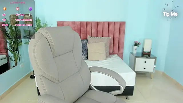 tati saldarriaga online show from November 2025 12:08:02 PM