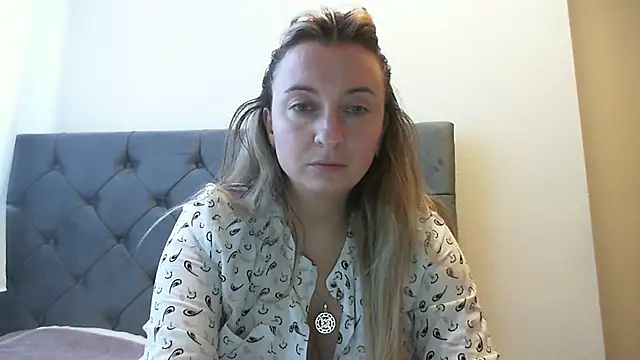 SusanCurt online show from November 2025 12:02:02 PM