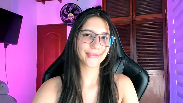 Snapshot of Luniverse chatting on November 2025 08:42:02 PM Luniverse online show from November 2025 08:42:02 PM