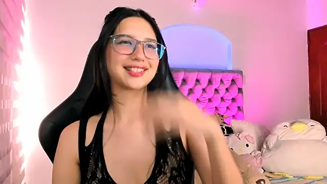 Snapshot of Luniverse chatting on November 2025 07:37:02 PM Luniverse online show from November 2025 07:37:02 PM