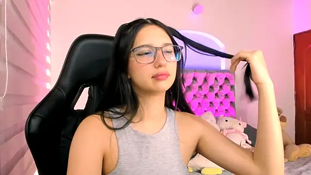 Snapshot of Luniverse chatting on December 2025 08:28:02 PM Luniverse online show from December 2025 08:28:02 PM