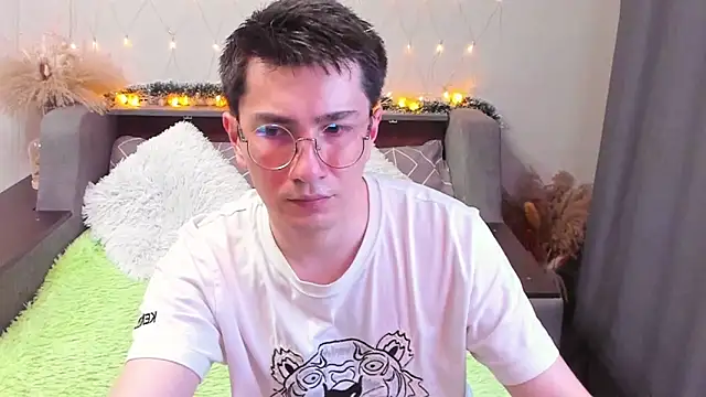 Yumi steve online show from March 2025 08:52:02 PM