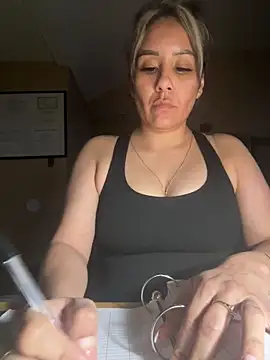 Snapshot of Aw_ThROAt9 chatting on May 2026 05:35:02 AM Aw ThROAt9 online show from May 2026 05:35:02 AM
