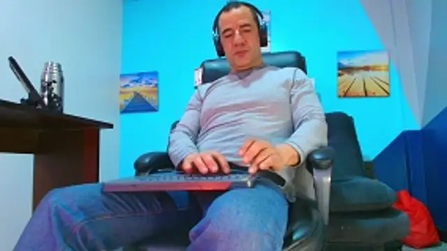 Snapshot of juanses_n_toro chatting on November 2025 12:37:01 PM juanses n toro online show from November 2025 12:37:01 PM