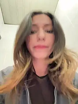 Snapshot of _MiaQueen_ chatting on February 2025 11:25:02 PM  MiaQueen  online show from February 2025 11:25:02 PM