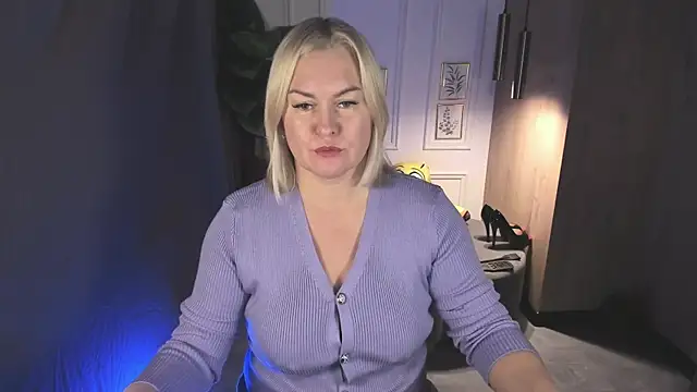 Snapshot of YolandaKiss chatting on November 2025 08:19:01 PM YolandaKiss online show from November 2025 08:19:01 PM