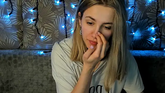 MaggieCake online show from March 2025 05:22:02 AM