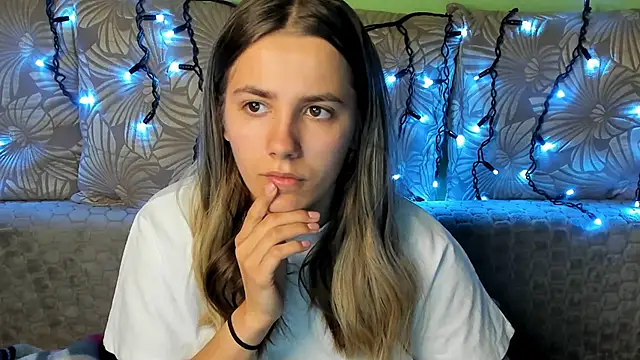 MaggieCake online show from November 2025 04:33:01 AM