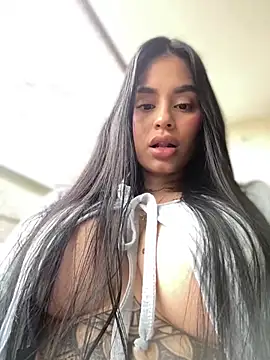 LaraHenao online show from January 2025 01:26:01 PM