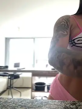 LaraHenao online show from February 2026 02:12:02 PM