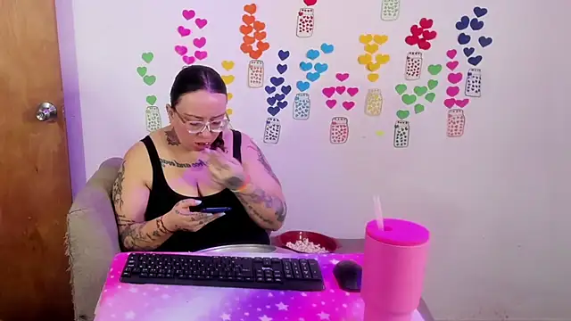 Snapshot of MiaYMolly chatting on June 2026 11:26:01 PM MiaYMolly online show from June 2026 11:26:01 PM
