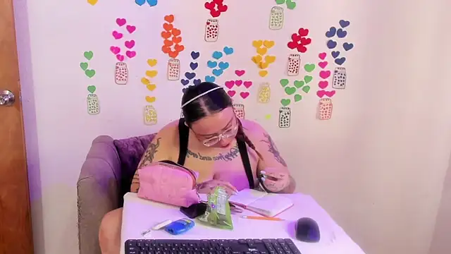 Snapshot of MiaYMolly chatting on June 2026 06:46:02 PM MiaYMolly online show from June 2026 06:46:02 PM