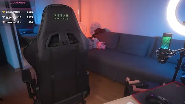 Snapshot of Emberella_ chatting on December 2024 05:00:01 PM Emberella online show from December 2024 05:00:01 PM