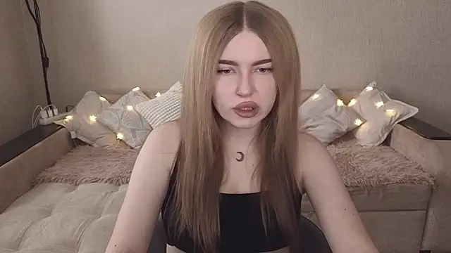 Snapshot of ViolettaLopez chatting on October 2025 10:11:02 AM ViolettaLopez online show from October 2025 10:11:02 AM