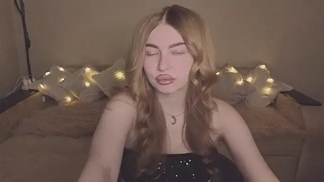 Snapshot of ViolettaLopez chatting on November 2025 01:11:01 PM ViolettaLopez online show from November 2025 01:11:01 PM