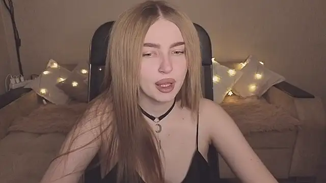 Snapshot of ViolettaLopez chatting on November 2025 12:08:02 PM ViolettaLopez online show from November 2025 12:08:02 PM