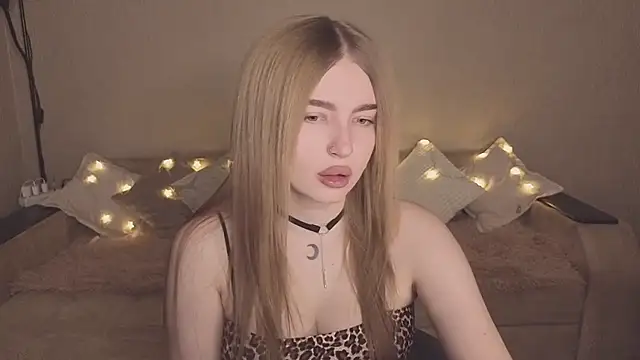 Snapshot of ViolettaLopez chatting on November 2025 02:42:02 PM ViolettaLopez online show from November 2025 02:42:02 PM