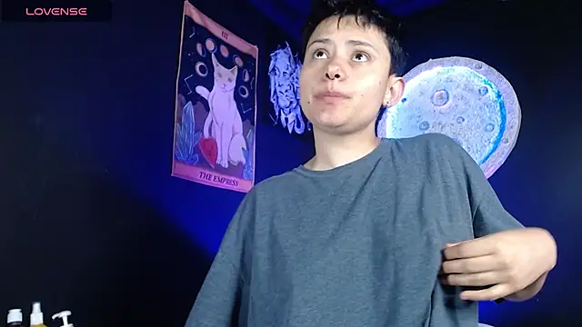 Snapshot of girl_intense444 chatting on December 2025 01:28:02 PM girl intense444 online show from December 2025 01:28:02 PM