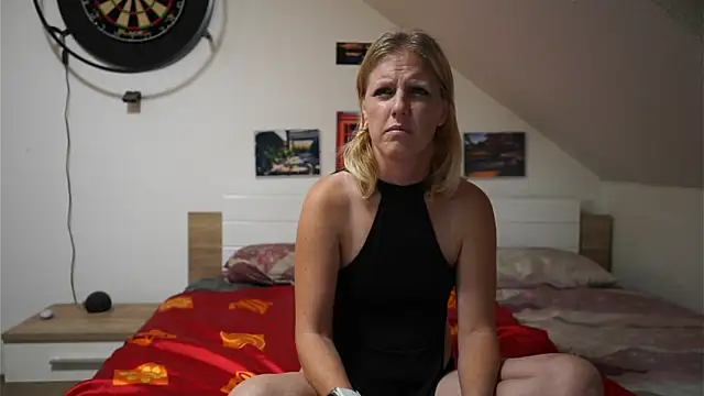 Moistdevil online show from October 2025 02:50:01 PM