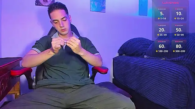 Snapshot of Alex_smith00 chatting on December 2024 10:28:02 PM Alex smith00 online show from December 2024 10:28:02 PM