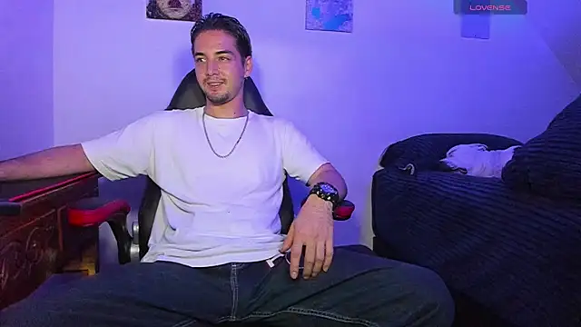 Snapshot of Alex_smith00 chatting on January 2025 01:45:02 AM Alex smith00 online show from January 2025 01:45:02 AM