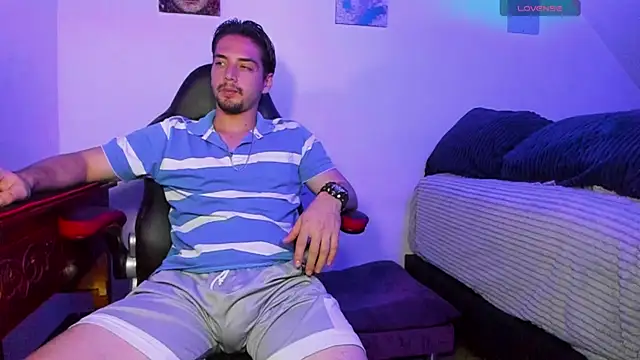 Snapshot of Alex_smith00 chatting on January 2025 01:19:01 AM Alex smith00 online show from January 2025 01:19:01 AM